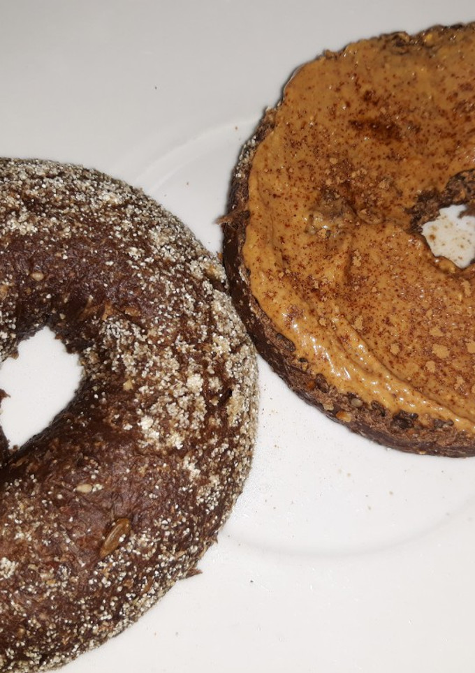 Una foto de Bagel con mantequilla de cacahuete