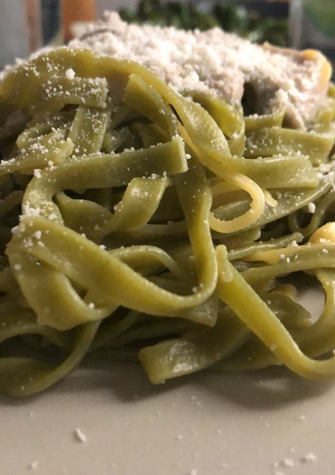 Una foto de Tallarines de espinaca con salsa de champiñones vegana