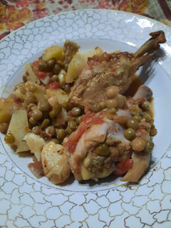 Una foto de Pollo con papas y arvejas