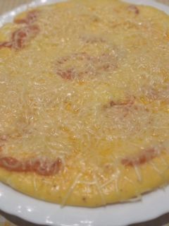 Una foto de Tortilla de tomate y queso mozzarella rallado