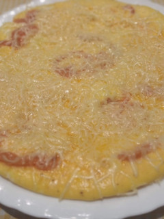 Una foto de Tortilla de tomate y queso mozzarella rallado