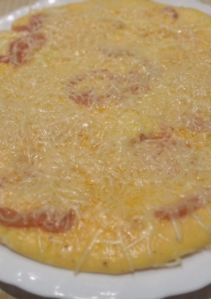 Una foto de Tortilla de tomate y queso mozzarella rallado