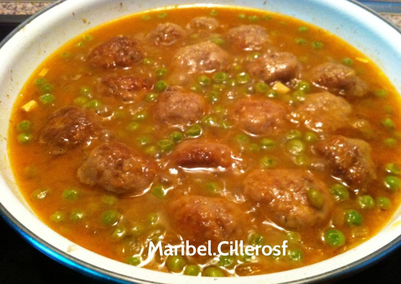 Cazuela de albóndigas con guisantes