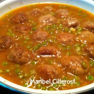 Cazuela de albóndigas con guisantes