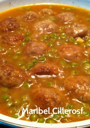 Foto principal de Cazuela de albóndigas con guisantes