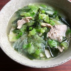 A picture of Iceberg Lettuce & Wakame Soup.