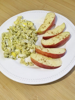 Una foto de Huevos revueltos con queso y albahaca, y manzana con canela
