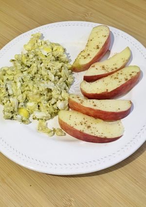 Foto principal de Huevos revueltos con queso y albahaca, y manzana con canela