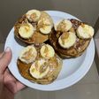 Hot cakes de banana y arándanos🍌🫐
