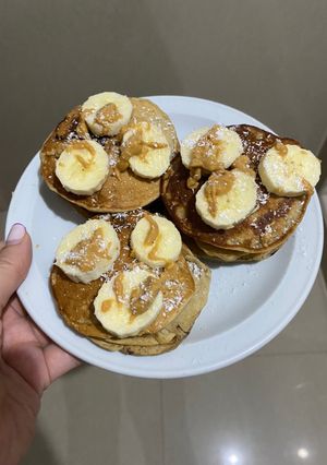 Una foto de Hot cakes de banana y arándanos🍌🫐