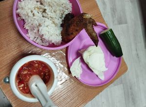 Foto resep LALAPAN AYAM GORENG DENGAN SAMBAL DAN SAYURAN (FRIED CHICKEN LALAPAN WITH SPICY AND VEGETABLES)