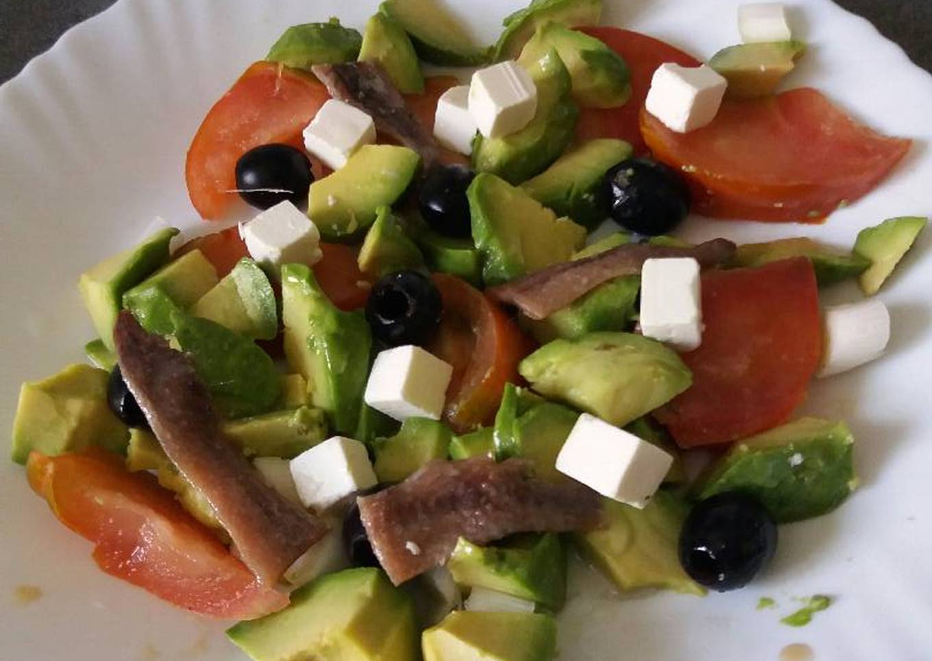 Ensalada con tomate y aguacate y dados de queso