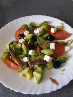 Una foto de Ensalada con tomate y aguacate y dados de queso
