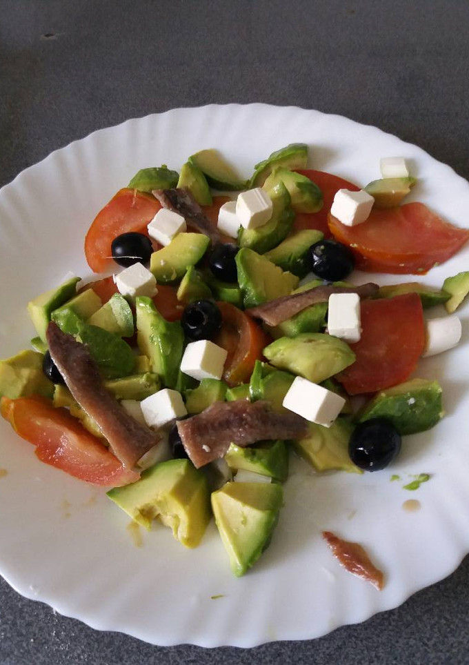 Una foto de Ensalada con tomate y aguacate y dados de queso