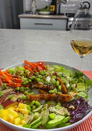 Une photo de Poke Bowl au poulet grillé