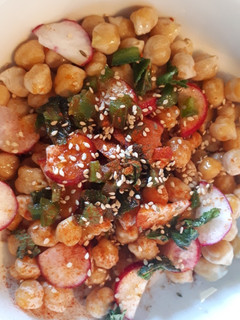 Una foto de Ensalada de garbanzos con rábano, pimiento verde, menta y pimentón
