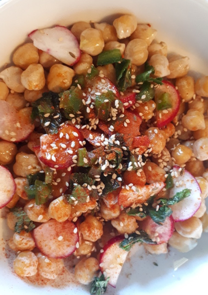 Una foto de Ensalada de garbanzos con rábano, pimiento verde, menta y pimentón