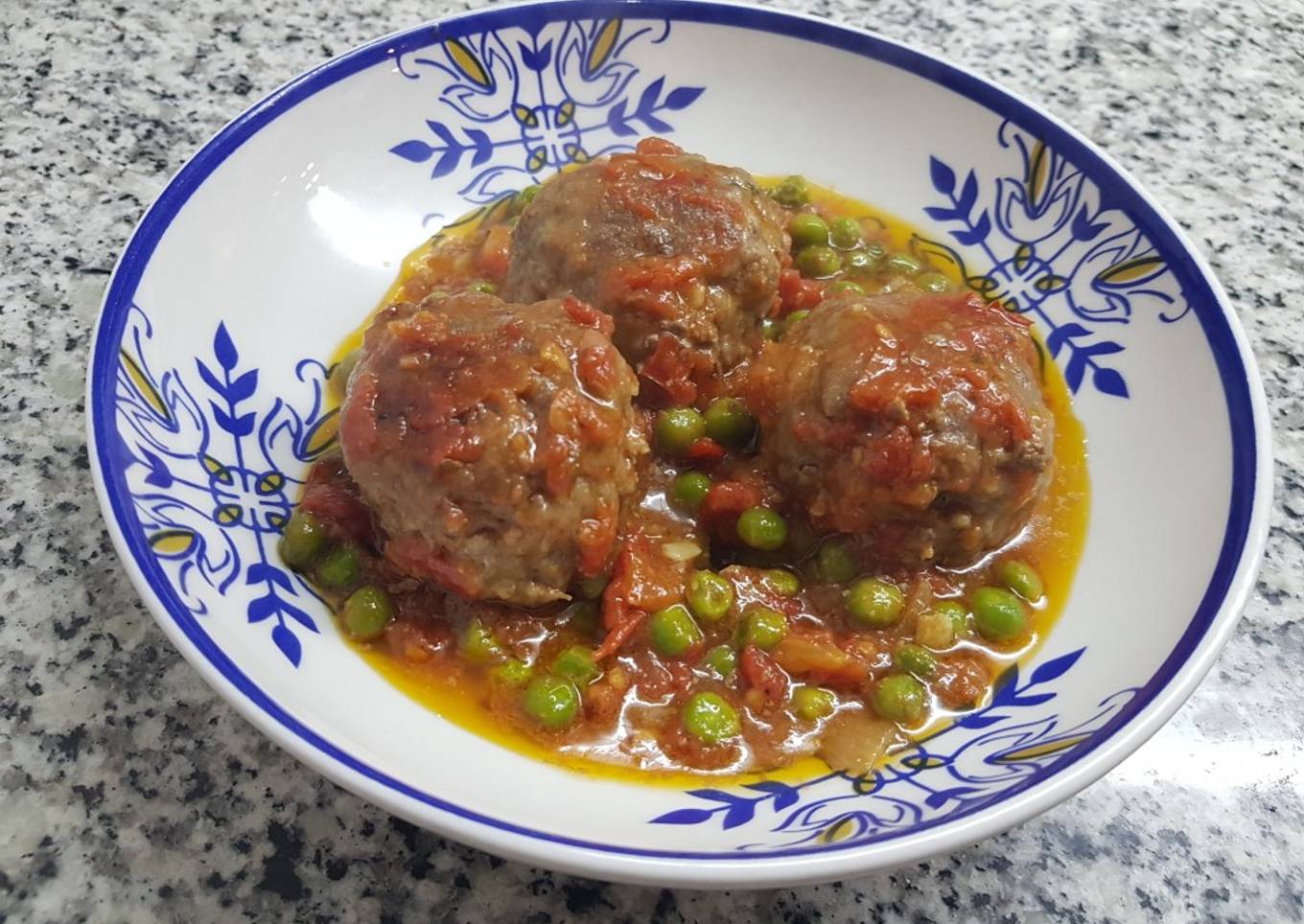 Albóndigas de carne con salsa de tomate y arvejas