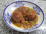 Una foto de arroz con albondigas de vacuno