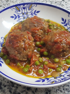 Una foto de Albóndigas de carne con salsa de tomate y arvejas