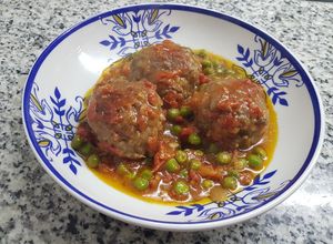Una foto de Albóndigas de carne con salsa de tomate y arvejas