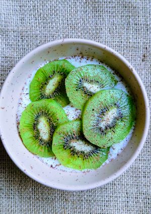 Una foto de Yogur entero y casero con fruta de estación y chocolate 85 % cacao rallado 🥝 🍫🍶🥜 con corazón de maní