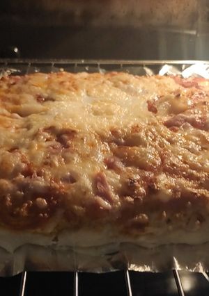 Una foto de Pizza casera de jamón y huevo