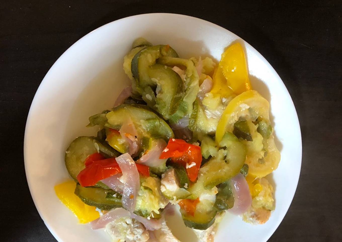 Chicken with lemon, garlic and zucchini