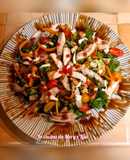 Insalatona mista con coscia e petto di pollo arrosto e crostini
