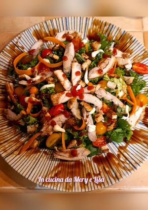 Foto di Insalatona mista con coscia e petto di pollo arrosto e crostini