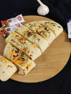 સ્ટફ્ડ ચીઝ ગાર્લિક બ્રેડ (Stuffed Cheese Garlic Bread Recipe In Gujarati) રેસીપી મુખ્ય ફોટો