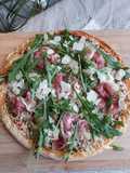 Pizza jambon cru, roquette et copeaux de parmesan