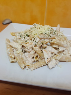 Una foto de Macarrones carbonara saludable con pollo