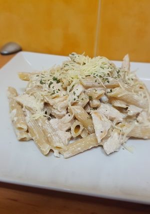 Una foto de Macarrones carbonara saludable con pollo