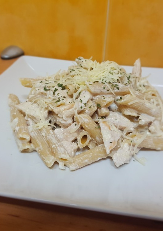 Una foto de Macarrones carbonara saludable con pollo