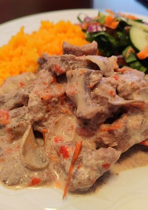 Una foto de Carne de res con Champiñones y crema de leche 🍄😋