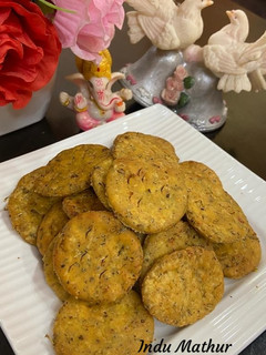 लहसुनियां मठरी(Lahsuniya mathri recipe in hindi) रेसिपी मुख्य फोटो