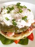 Nopal relleno de champiñones y queso cubierto de kefir y huevo escalfado