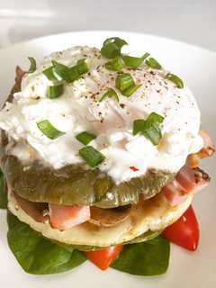 Una foto de Nopal relleno de champiñones y queso cubierto de kefir y huevo escalfado