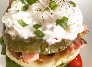 Una foto de Nopal relleno de champiñones y queso cubierto de kefir y huevo escalfado