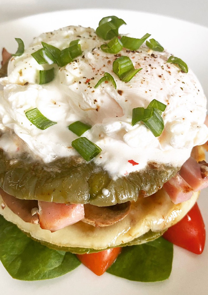 Una foto de Nopal relleno de champiñones y queso cubierto de kefir y huevo escalfado