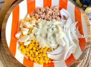 Foto principal de Ensalada fresca con salsa yogur de pepinillos casera