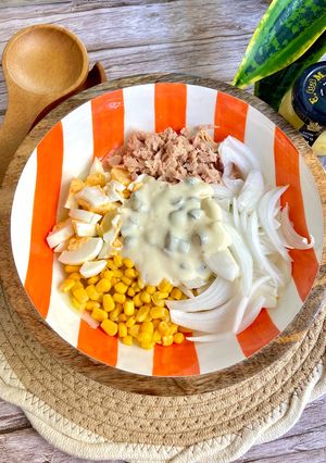 Foto principal de Ensalada fresca con salsa yogur de pepinillos casera
