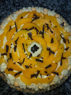 Una foto de Tarta de durazno con crema pastelera🍑🍋