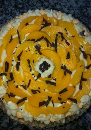 Una foto de Tarta de durazno con crema pastelera🍑🍋