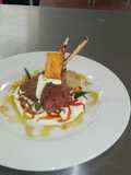 Rack de cordero en salsa de yogurt y ragout de pimientos