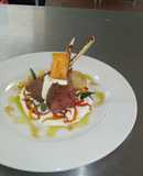 Rack de cordero en salsa de yogurt y ragout de pimientos