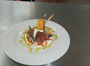 Una foto de Rack de cordero en salsa de yogurt y ragout de pimientos