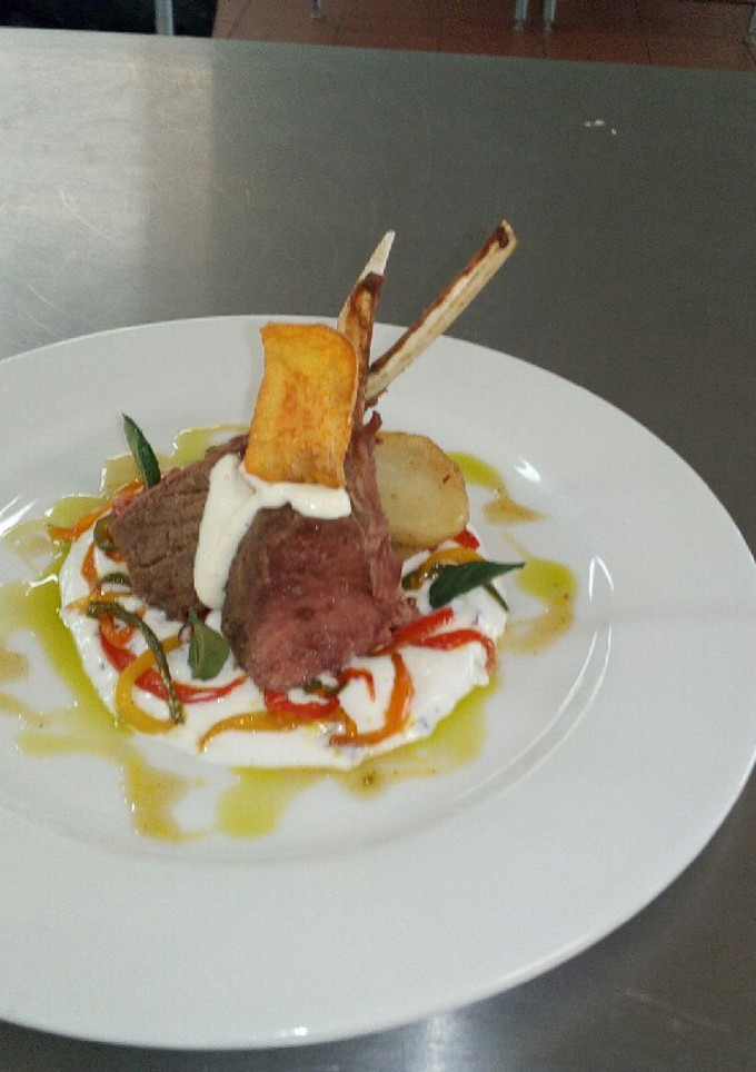 Una foto de Rack de cordero en salsa de yogurt y ragout de pimientos