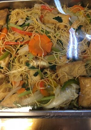 Hình của món Mì vàng xào đậu hũ và rau củ chay.